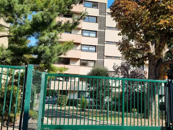 Parking sécurisé à louer , avecdouble accès à Nanterre