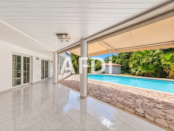 Villa de caractère avec piscine — 2 172 m² paysagés, Beaus?