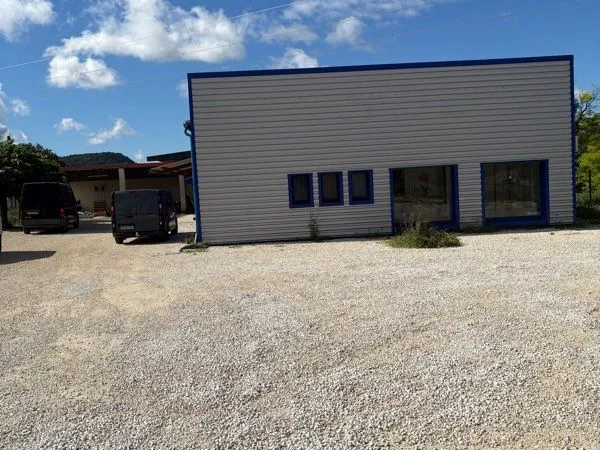 Local artisanal ou commercial à louer ou à vendre