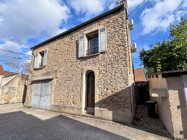 À LOUER - MAISON DE VILLE - MENNECY