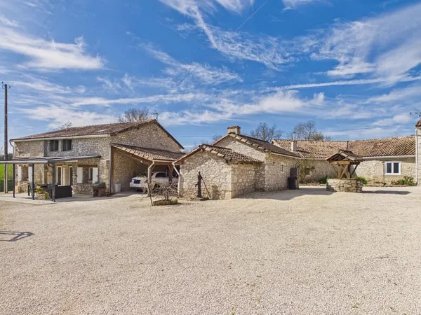 Charmante propriété en pierre avec maison d'amis et piscine - à seulement 4 km de la bastide animée 