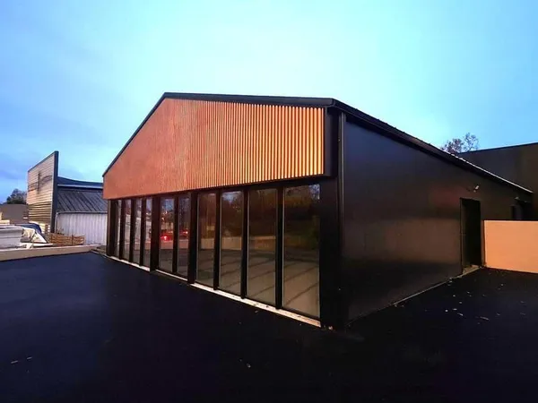 AURAY - Local d'activité de 115 m² env - Visibilité
