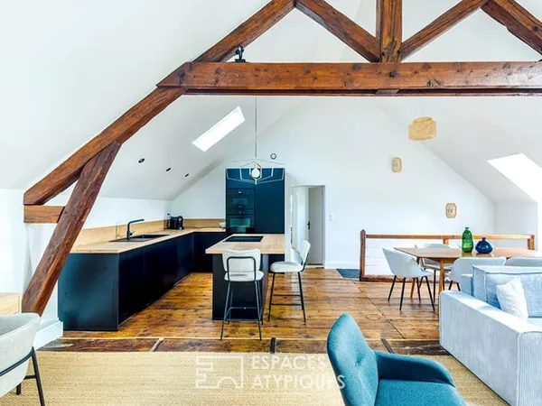 Loft baigné de lumière sous charpente ancienne, au coeur du village de Chambourcy