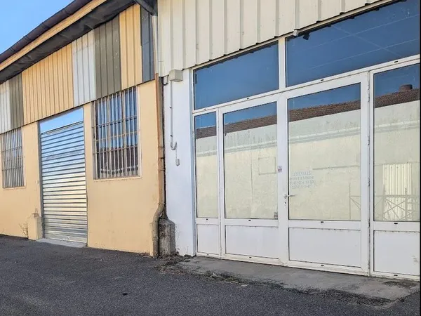 LOCAUX 100 à 300m² Neufchateau