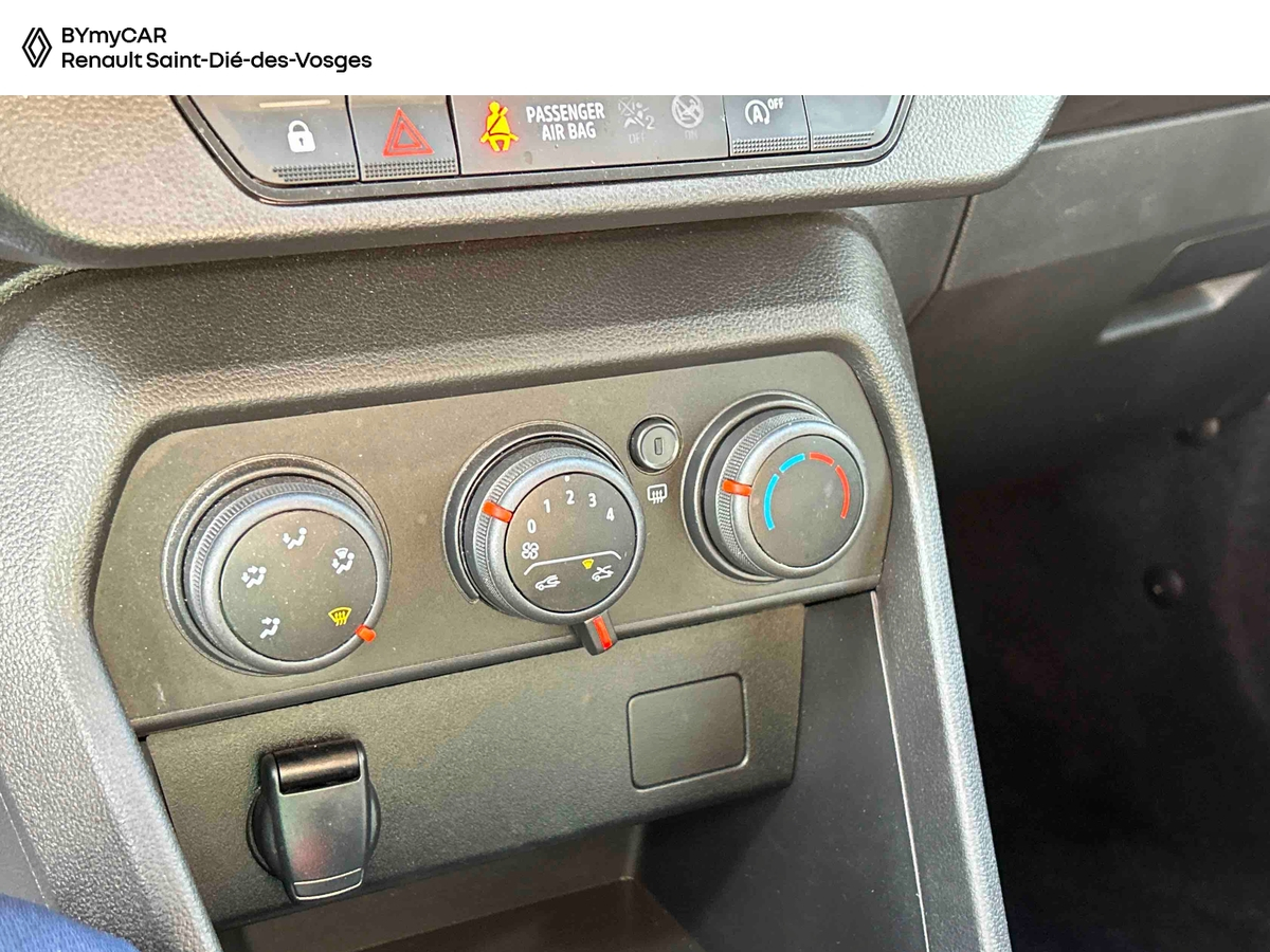 Dacia Sandero SCe 65 — photo 18