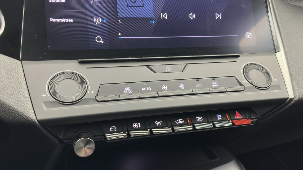 Peugeot 308 SW PHEV 180 e-EAT8 — photo 26