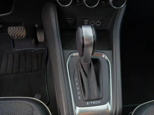 Renault Captur e-tech plug-in 160 - 21 — photo 18
