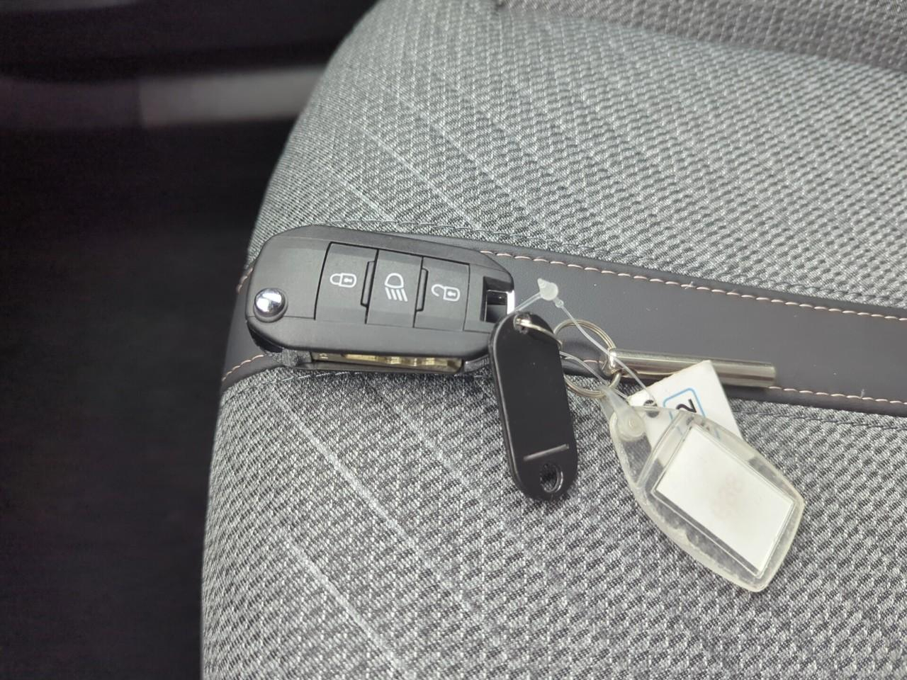 Peugeot 2008 hybrid 145 ch e-dcs6 allure — photo 28