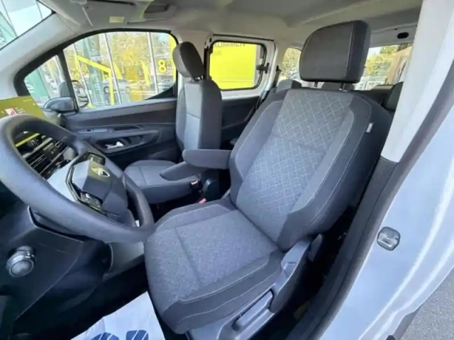 Opel Combo life taille m - electric 136ch - 54 kwh elegance — photo 11