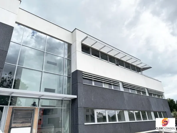 Bureau 369 m²