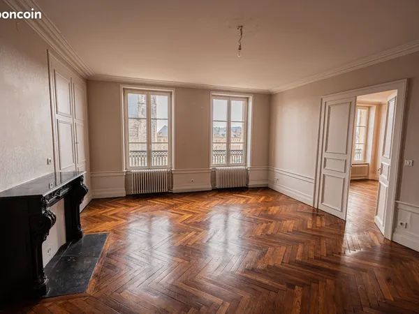 Très bel appartement rénové entre théâtre et cathédrale
