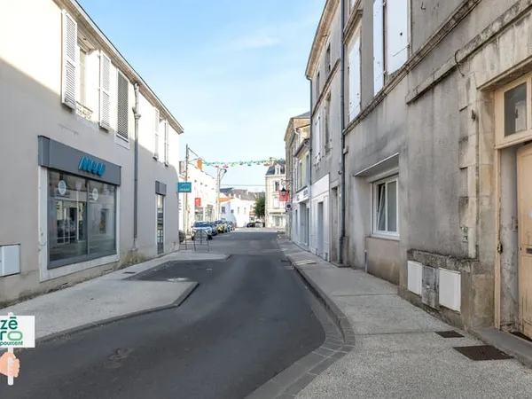 LUÇON HYPER-CENTRE IMMEUBLE DE RAPPORT 3 APPARTEMENTS LO