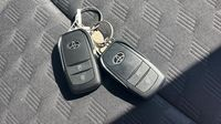 Toyota Yaris 116h Design 5p MC24 — photo 16