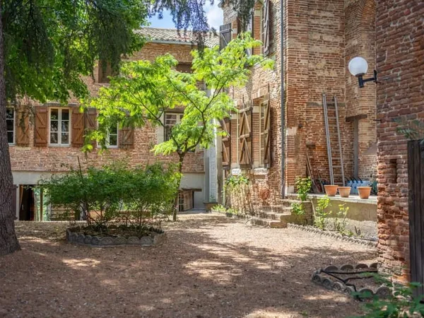 À Gaillac, une maison de ville et sa chapelle néogothique