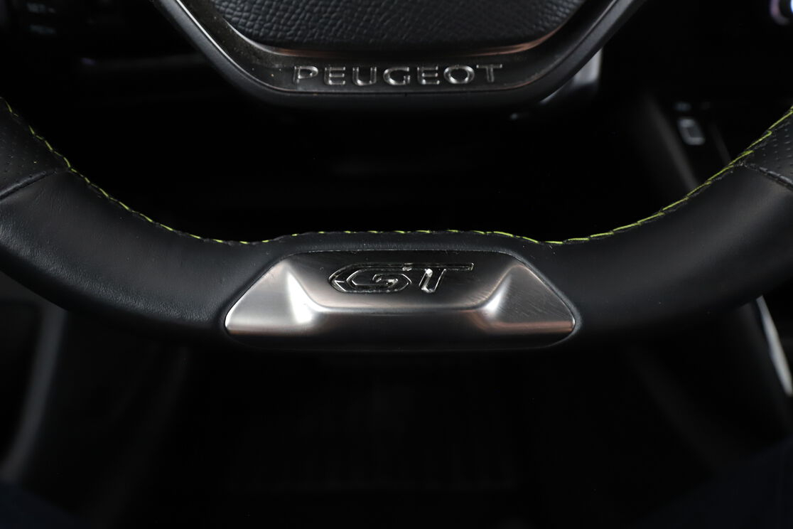 Peugeot 208 1.2 PureTech GT EAT8 — photo 12