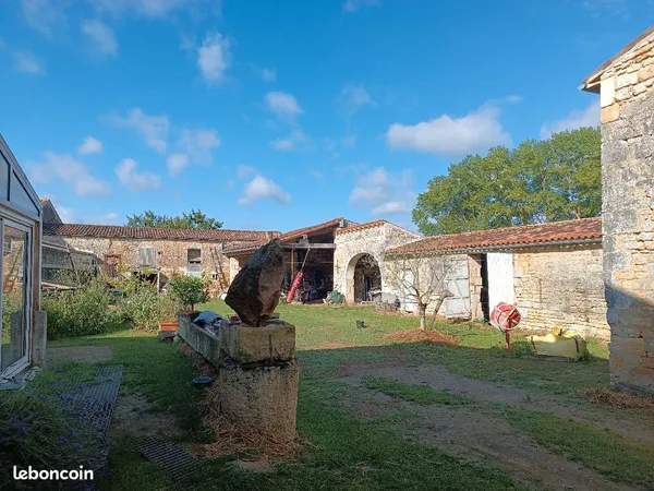 Corps de ferme 13em siècle 600m2 dont 80 parfaitement rénové