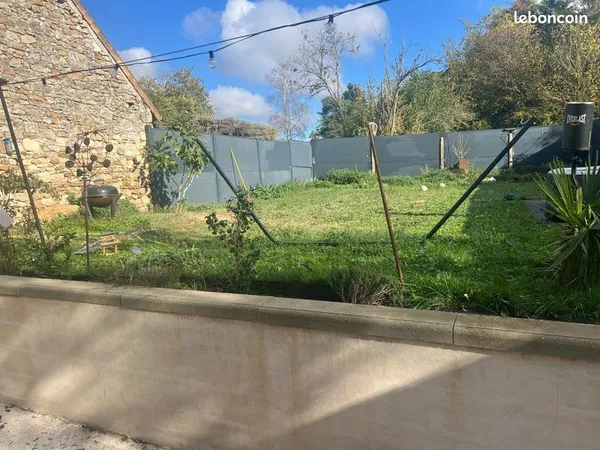 Maison de charme sur trois niveaux avec jardin - Monneville - 250 000 /