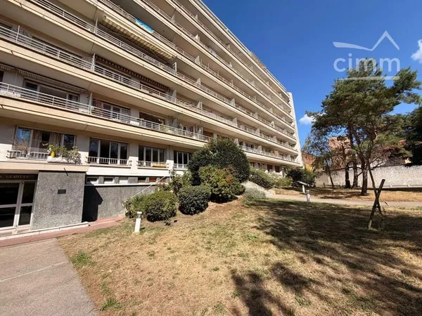 MONTREUIL — T4 de 80 m² avec beau balcon filant, vue dégagée, double parking et cave