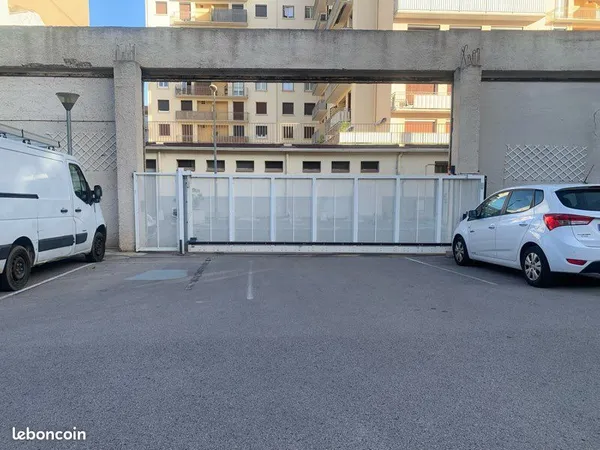 Parking de surface sécurisé et fermé