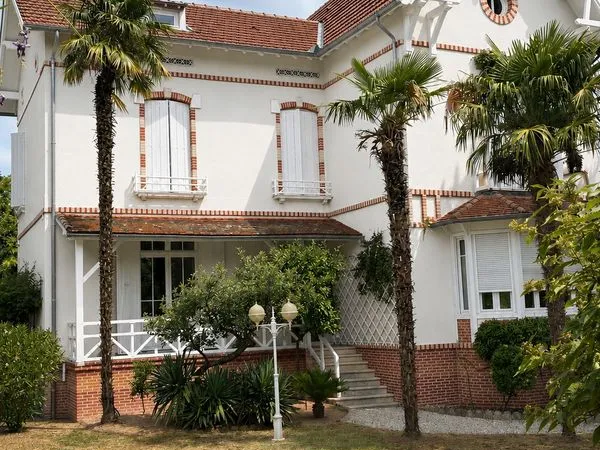 Villa de caractère en secteur calme Villebourbon
