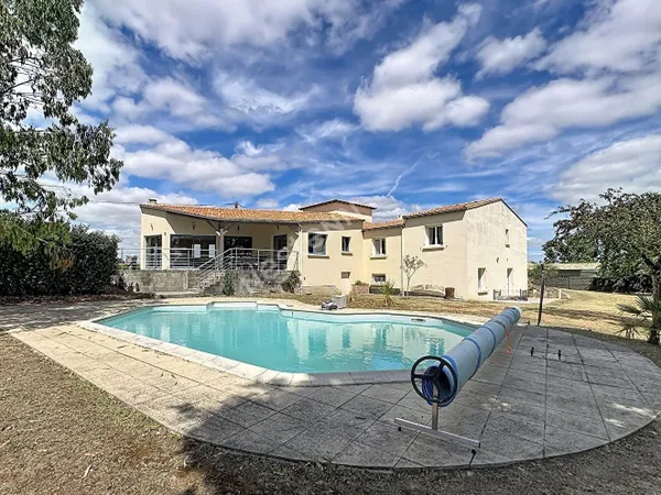 Grande maison familiale à Liré - 7 chambres, jardin, piscine, sous-sol