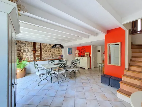 Maison de charme rénovée - 123 m² - Pierres et poutres apparentes - Laprugne