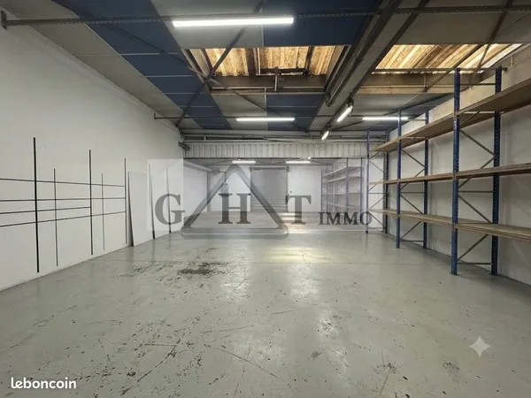 Local industriel 1 300 m²