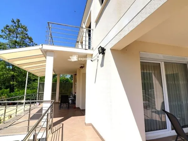 Maison 7 pièces 240 m²