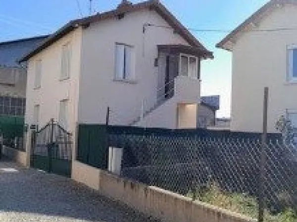 Maison individuelle de rapport divisée en deux appartements entièrement rénovés . Investissement loc