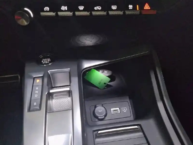 Peugeot 408 phev 225 e-eat8 — photo 25