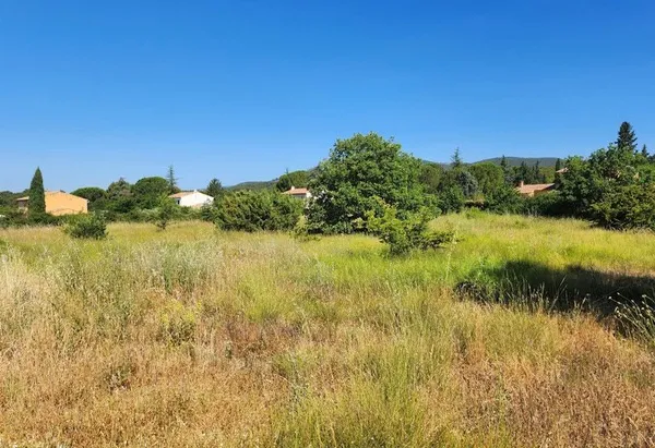 LAURIS, Beau terrain plat, au calme, proches de toutes commodités.