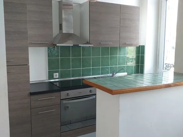 App. F2 Centre ville maubeuge 57m2 1 chambre cuisine équipée au 1er étage maison bourgeoise. Loyer 4