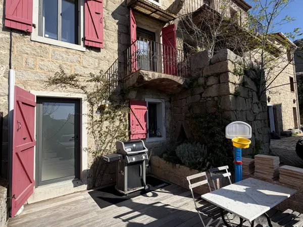 Maison de village de caractère avec terrasse – emplacement privilégié