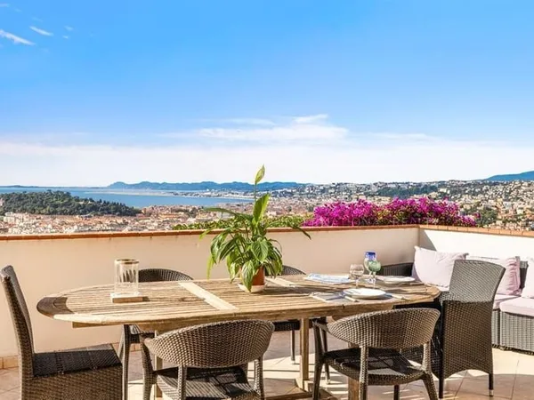 Mont-Boron : Villa de caractère de 200 m² avec vue mer panoramiq