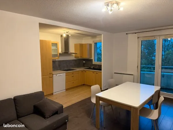 F3 meublé tout équipé avec balcon et parking au calme