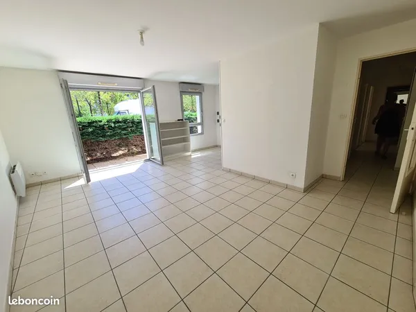Appartement deux chambres, terasse, TRAM/IKEA la solvardière