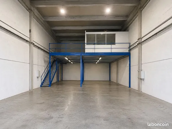 Local 300 m² Puget-sur-Argens