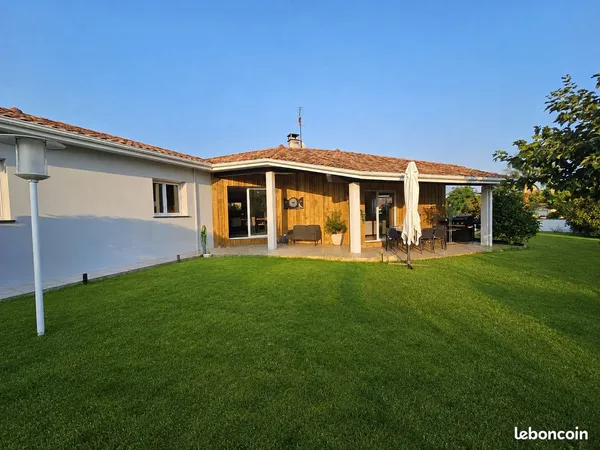 Maison de plain-pied rénovée - 146 m² - 4 chambres - Terrain de 1 003 m²