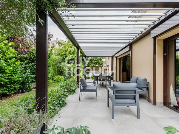 Plateau Croix-Rousse - Villa 332 m² - Sous-sol - Garage -