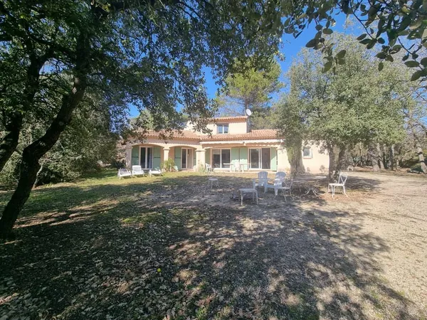 A Régusse,Villa de 130m2 sur 2809m2 de terrai au calme.