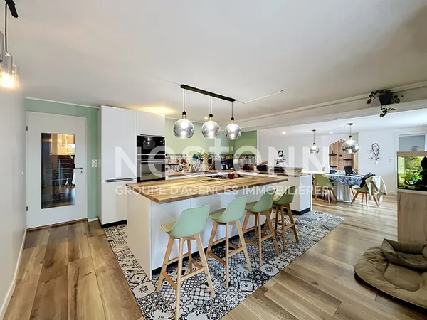 Exclusivité à Frasne : Appartement d'environ 210 m², local commercial, piscine et jardin !