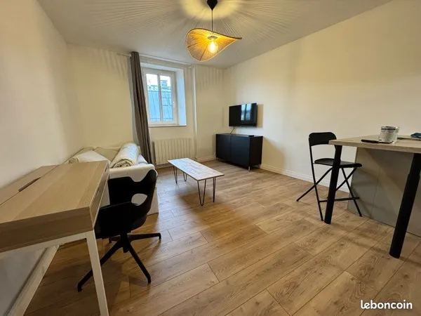 Loue studio meublé refait à neuf proche fac de droit