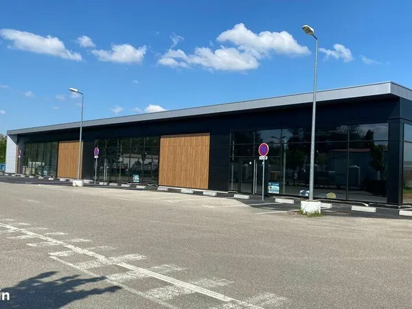 Local commercial 1 266 m²