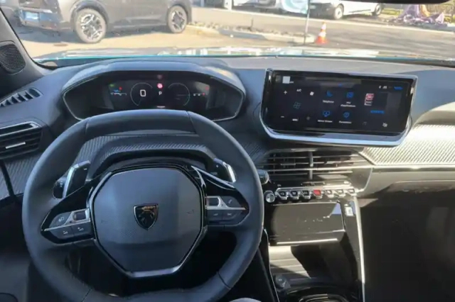 Peugeot 2008 hybrid 145 e-dcs6 — photo 18