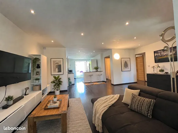Appartement traversant T3/T4 de 78,20 m² - DPE C - grand séjour, vraie centralité, balcons, loggia, 