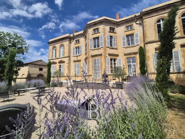 Au sud de Clermont-Ferrand, une élégante demeure de famille entr