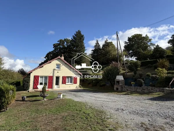 Maison de plain-pied avec jardin arboré et vue sur la campag