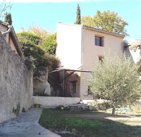 Maison troglodyte sur terrain clos
