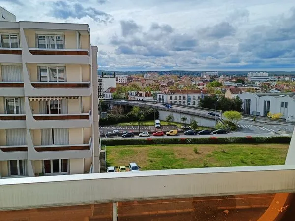 A vendre - Beau 1 pièce de 37 m² avec 2 balcons, cave et vue dégagée - Vichy