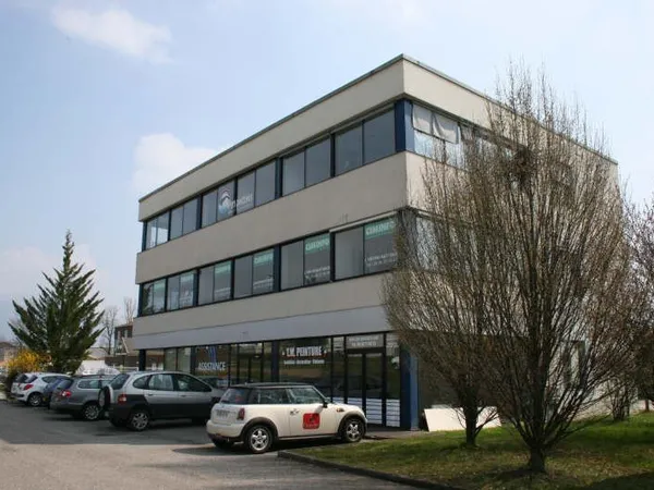 ARGONAY : 520 EUR HT HC/ mois. Dans immeuble d'affaires proche sortie A41 et toutes commodités (cent